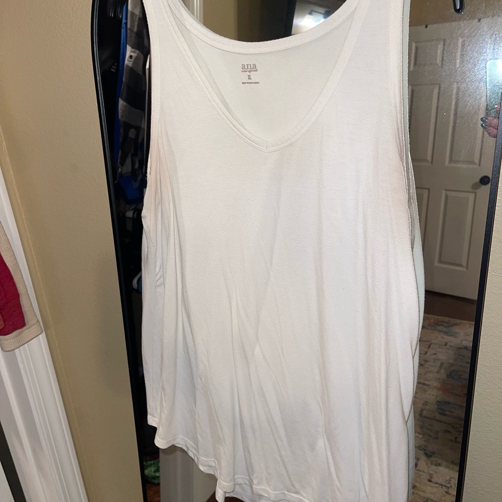 a.n.a Women's Classic White Tank Top